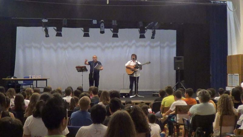 File:JoseFanha-na-escolaTomasCabreira-com-DanielCompleto17-declama-AntonioCabral-com-variacao-de-DescalcaVaiParaAFonte-de-LuisDeCamoes.jpg